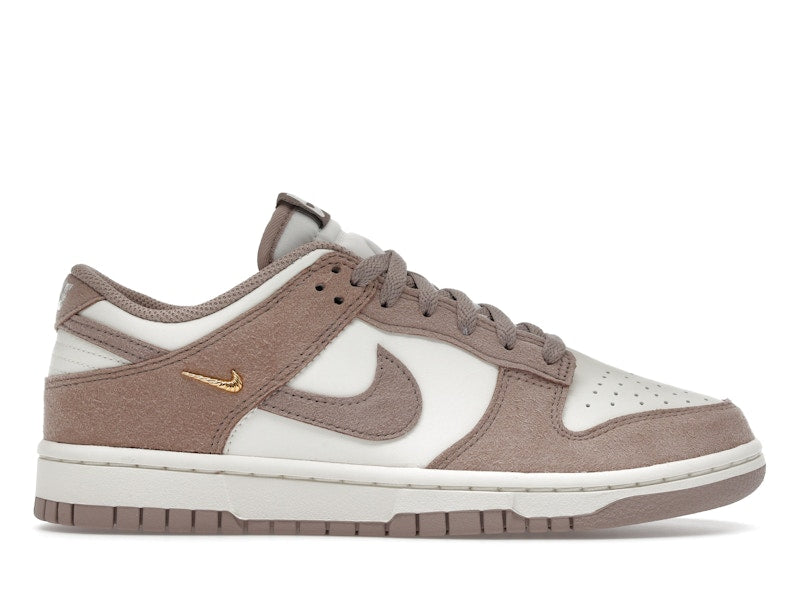 Nike Dunk Low Malt Gold Mini Swoosh (Women's) - vista 1