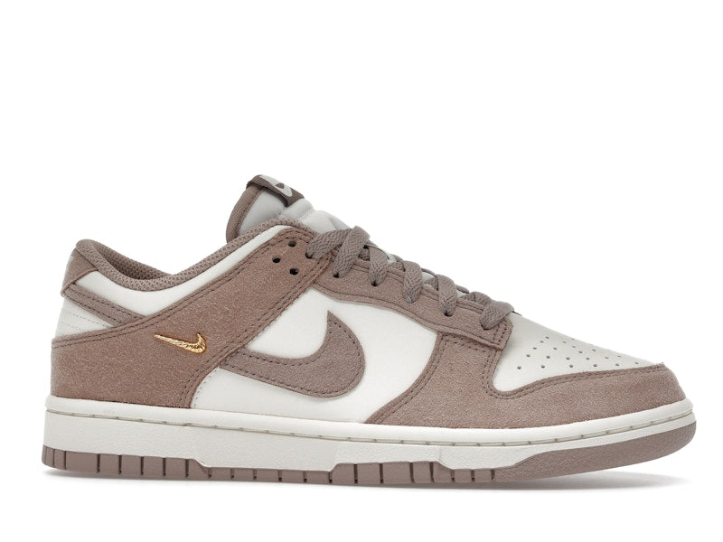 Nike Dunk Low Malt Gold Mini Swoosh (Women's) - vista 2
