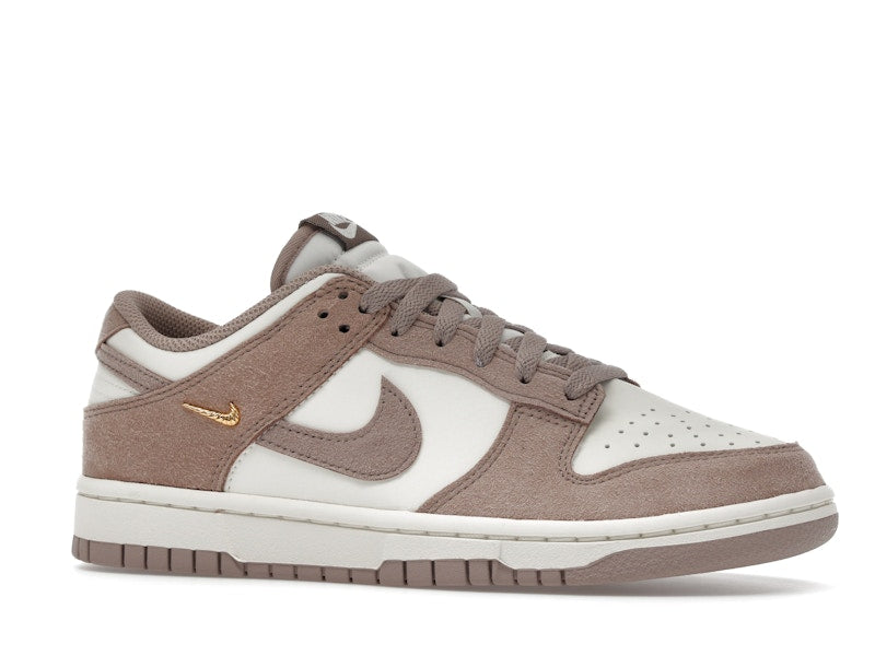 Nike Dunk Low Malt Gold Mini Swoosh (Women's) - vista 3