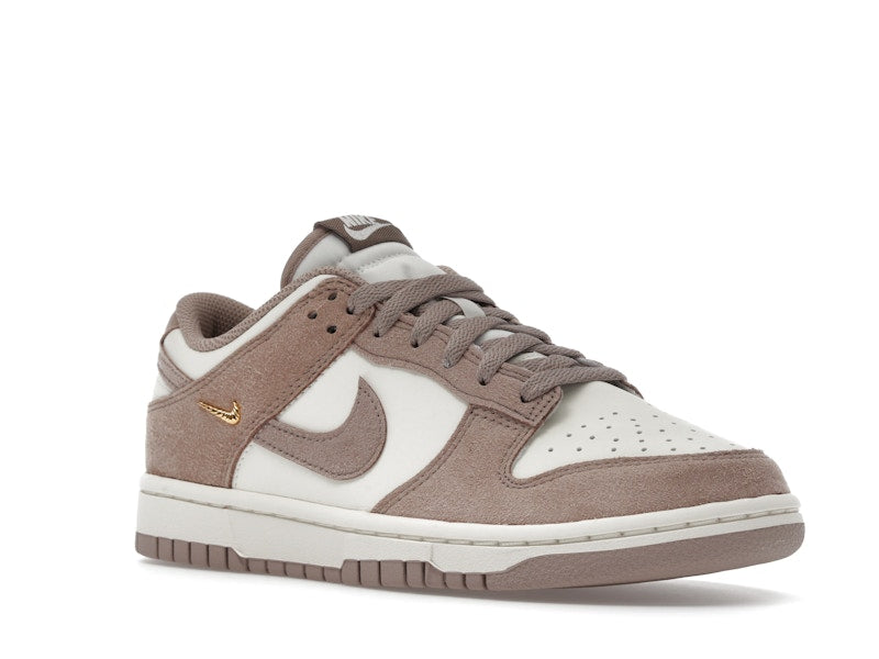 Nike Dunk Low Malt Gold Mini Swoosh (Women's) - vista 5