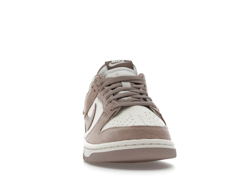 Nike Dunk Low Malt Gold Mini Swoosh (Women's) - vista 9