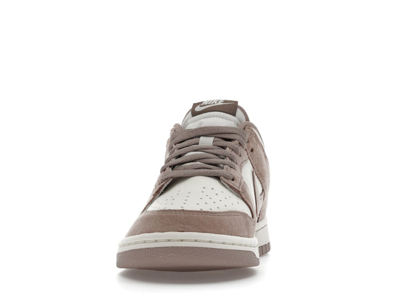 Nike Dunk Low Malt Gold Mini Swoosh (Women's) - vista 11