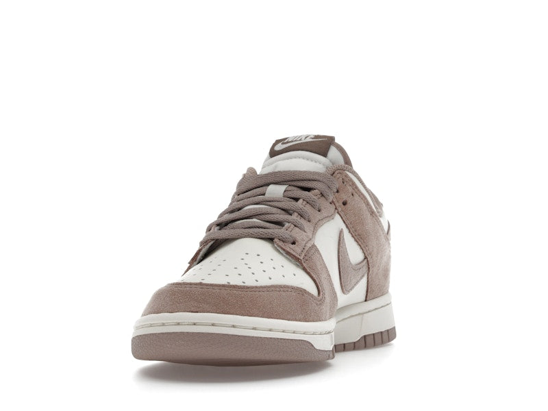 Nike Dunk Low Malt Gold Mini Swoosh (Women's) - vista 12