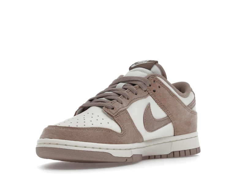 Nike Dunk Low Malt Gold Mini Swoosh (Women's) - vista 14