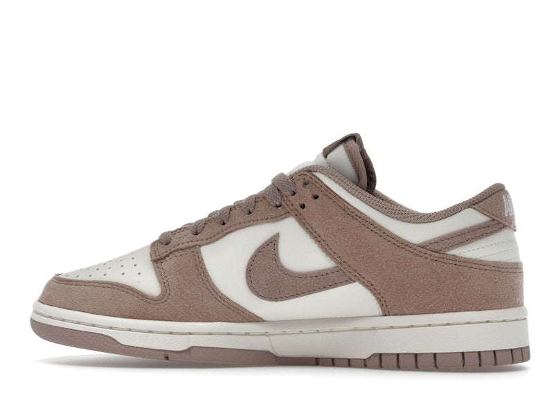 Nike Dunk Low Malt Gold Mini Swoosh (Women's) - vista 20