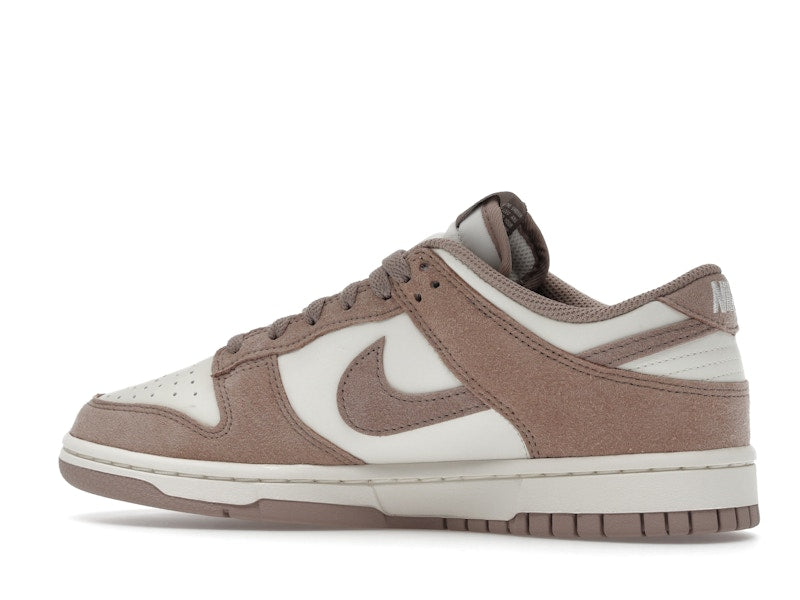 Nike Dunk Low Malt Gold Mini Swoosh (Women's) - vista 21
