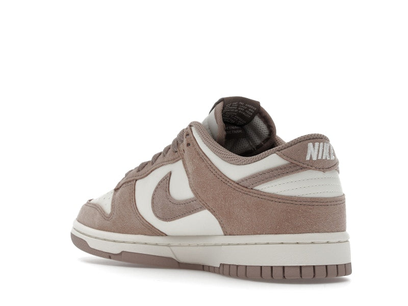 Nike Dunk Low Malt Gold Mini Swoosh (Women's) - vista 24