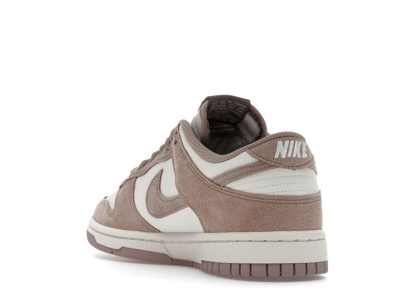 Nike Dunk Low Malt Gold Mini Swoosh (Women's) - vista 25