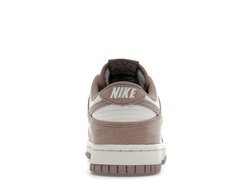 Nike Dunk Low Malt Gold Mini Swoosh (Women's) - vista 28