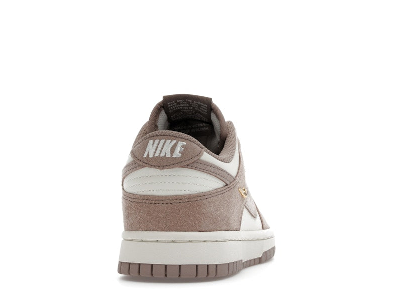 Nike Dunk Low Malt Gold Mini Swoosh (Women's) - vista 29