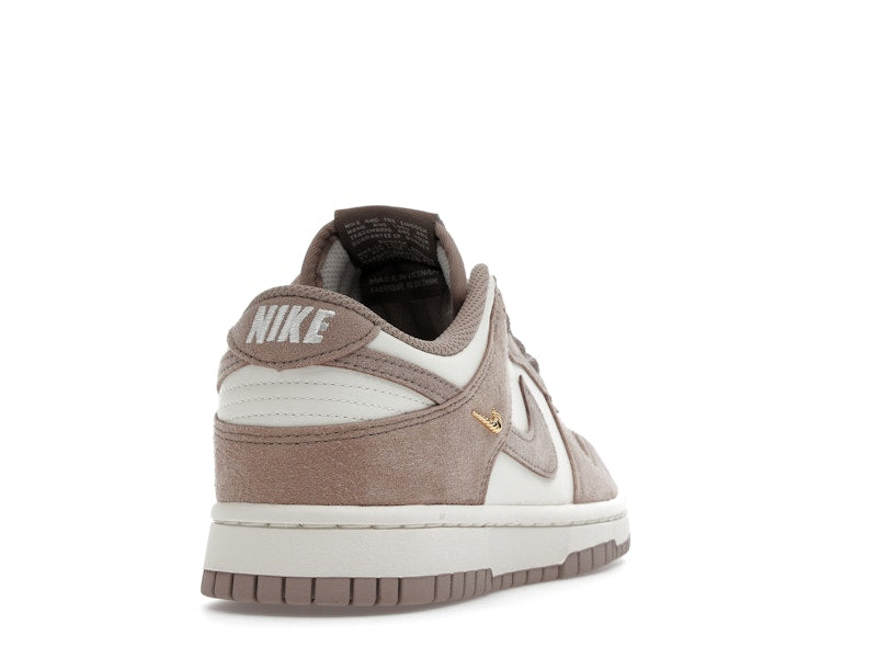 Nike Dunk Low Malt Gold Mini Swoosh (Women's) - vista 30