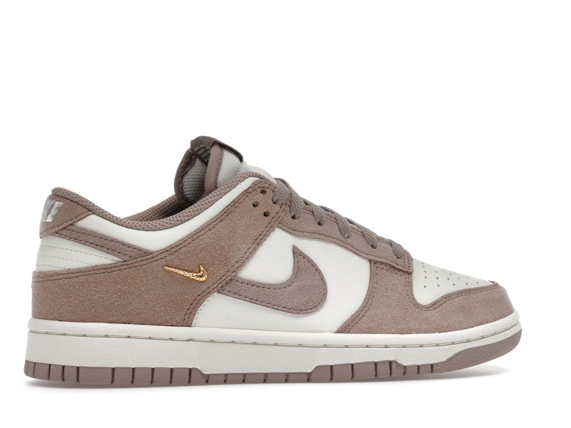 Nike Dunk Low Malt Gold Mini Swoosh (Women's) - vista 35