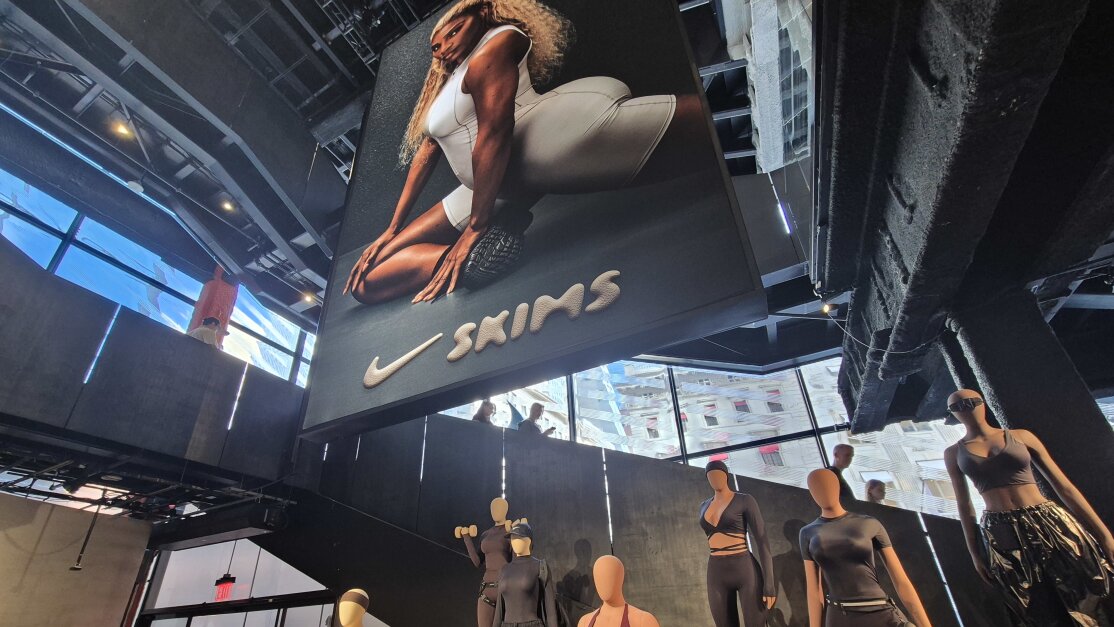 Nike x SKIMS : Histoire d'une collaboration qui redéfinit la sneaker