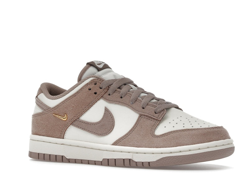 Nike Dunk Low Malt Gold Mini Swoosh (Women's) - vista 4