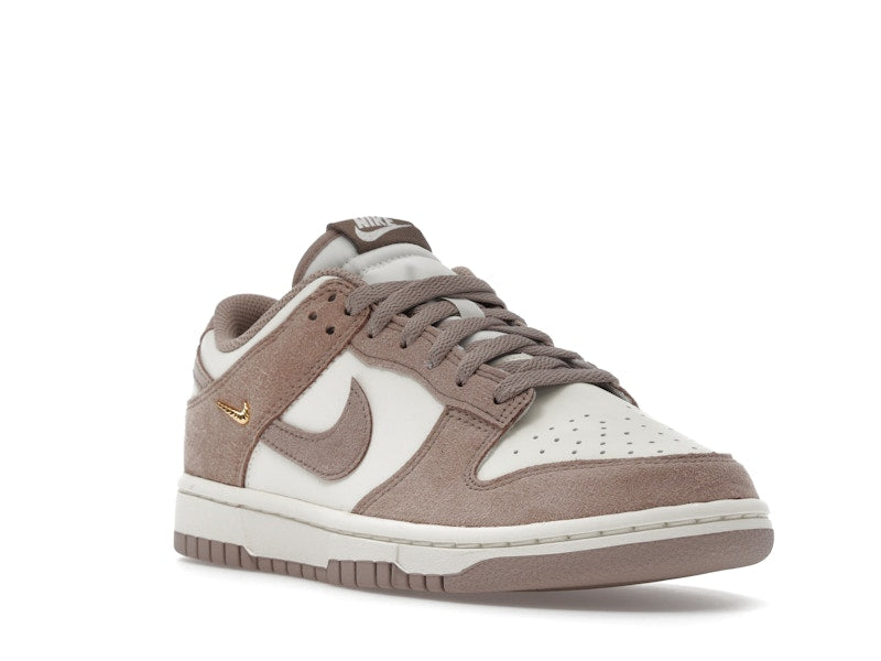Nike Dunk Low Malt Gold Mini Swoosh (Women's) - vista 6