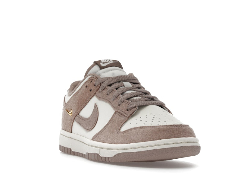 Nike Dunk Low Malt Gold Mini Swoosh (Women's) - vista 7