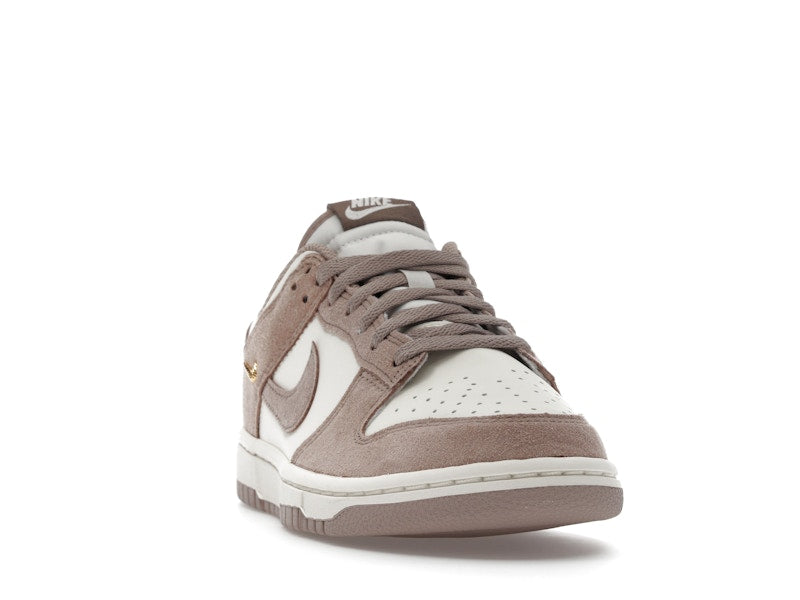 Nike Dunk Low Malt Gold Mini Swoosh (Women's) - vista 8