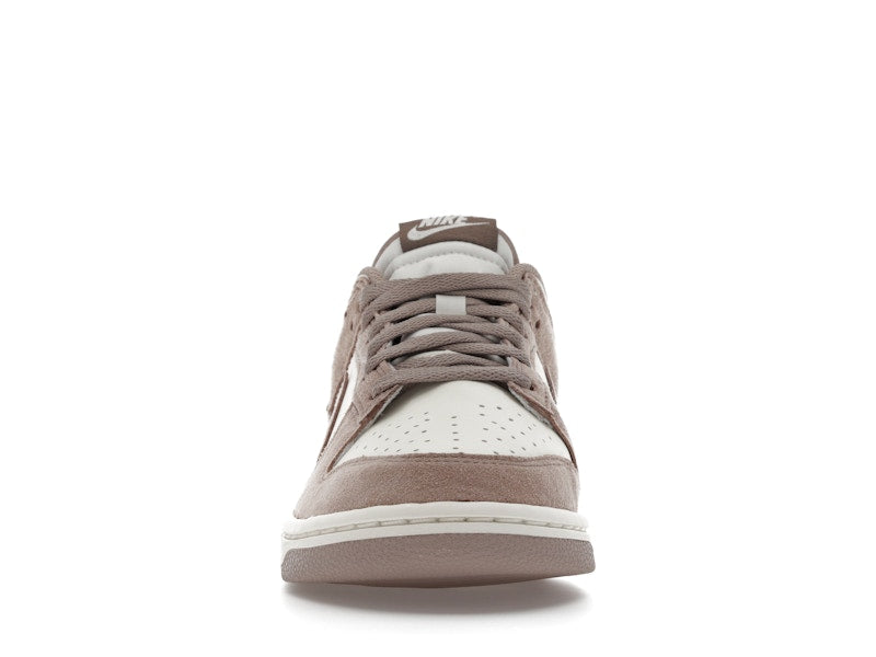 Nike Dunk Low Malt Gold Mini Swoosh (Women's) - vista 10