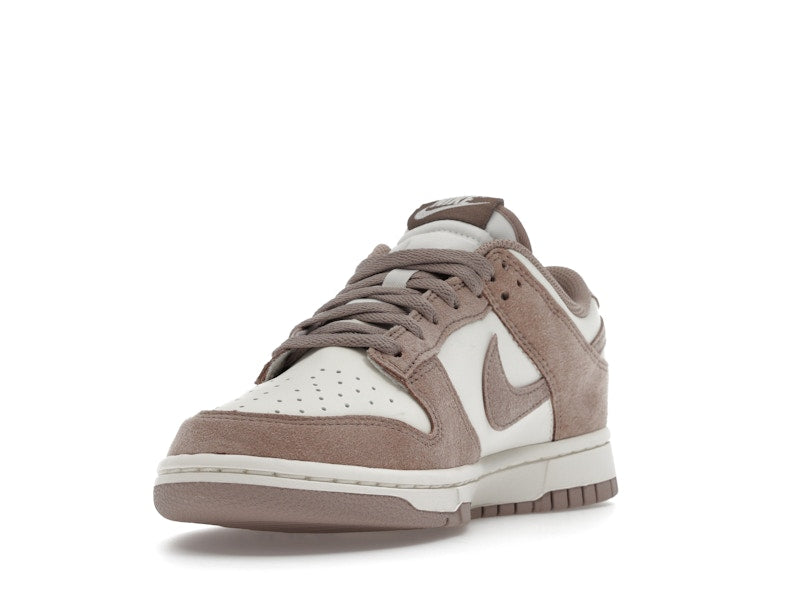 Nike Dunk Low Malt Gold Mini Swoosh (Women's) - vista 13