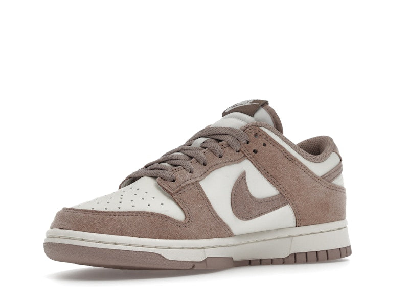 Nike Dunk Low Malt Gold Mini Swoosh (Women's) - vista 15