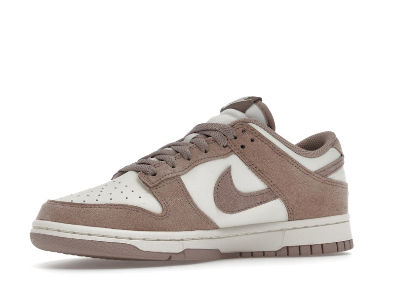 Nike Dunk Low Malt Gold Mini Swoosh (Women's) - vista 16
