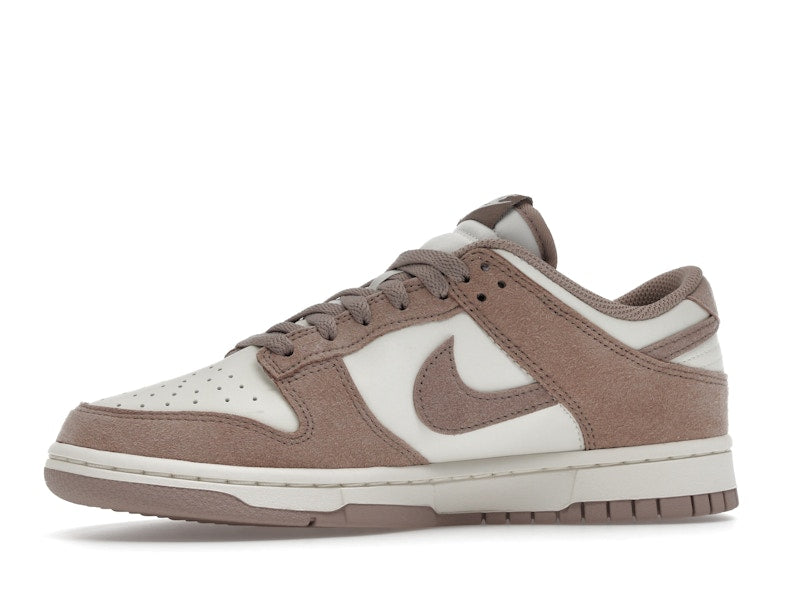 Nike Dunk Low Malt Gold Mini Swoosh (Women's) - vista 17
