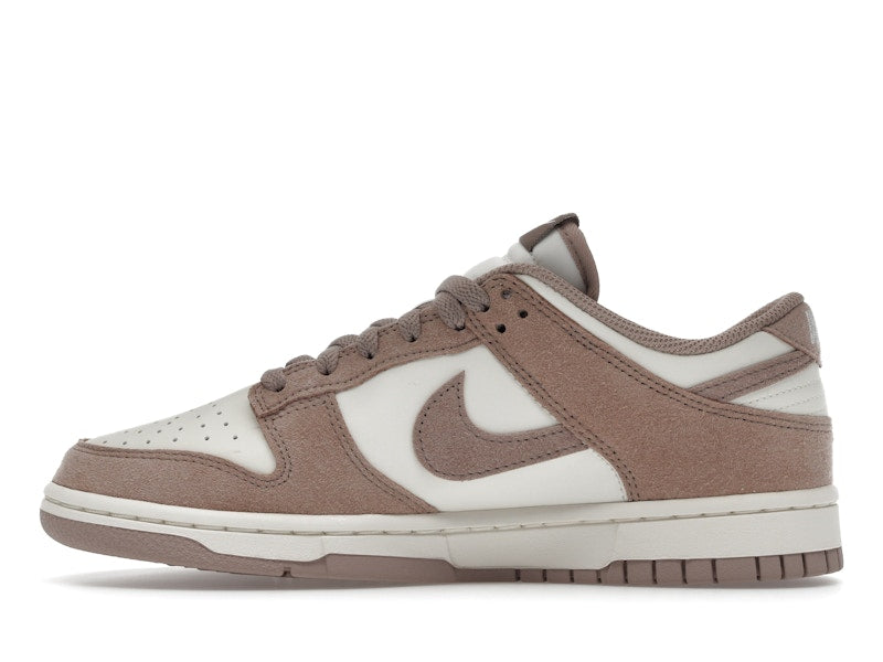 Nike Dunk Low Malt Gold Mini Swoosh (Women's) - vista 19