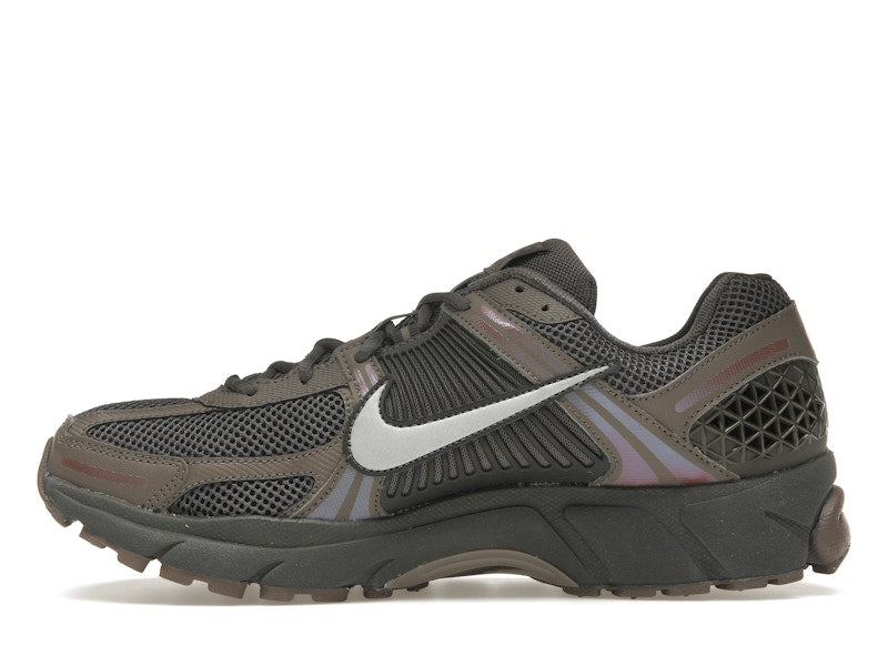 Nike Zoom Vomero 5 Cave Stone - Cave Stone/Multi-Color/Medium Ash/Metallic Silver - HF5493-201 - 18