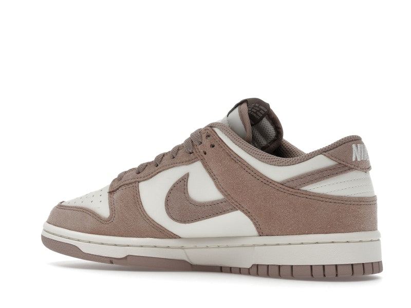 Nike Dunk Low Malt Gold Mini Swoosh (Women's) - vista 22