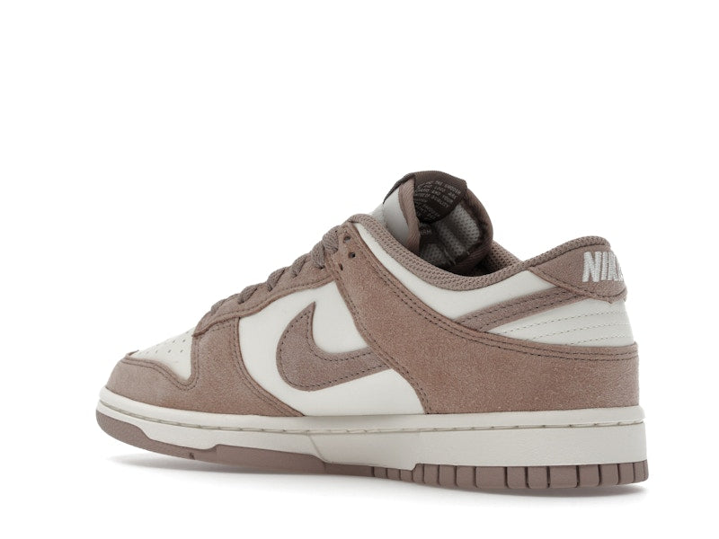 Nike Dunk Low Malt Gold Mini Swoosh (Women's) - vista 23