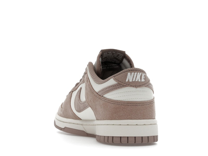 Nike Dunk Low Malt Gold Mini Swoosh (Women's) - vista 26