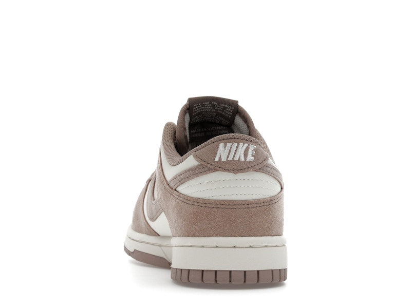 Nike Dunk Low Malt Gold Mini Swoosh (Women's) - vista 27