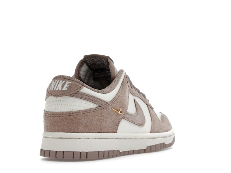 Nike Dunk Low Malt Gold Mini Swoosh (Women's) - vista 31