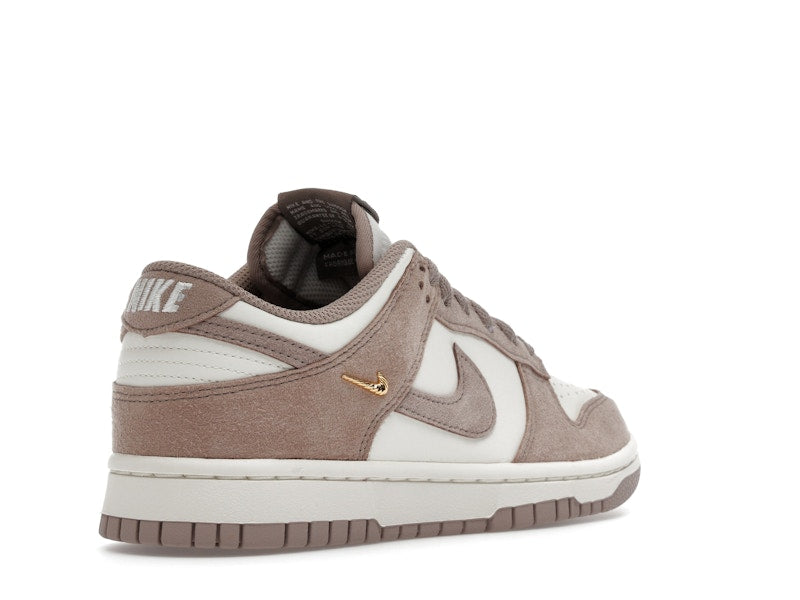 Nike Dunk Low Malt Gold Mini Swoosh (Women's) - vista 32
