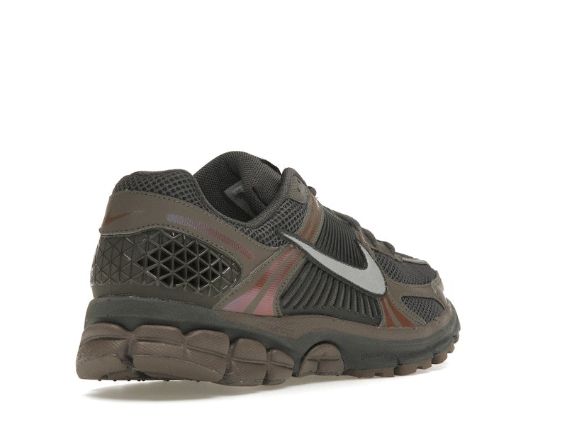 Nike Zoom Vomero 5 Cave Stone - Cave Stone/Multi-Color/Medium Ash/Metallic Silver - HF5493-201 - 31