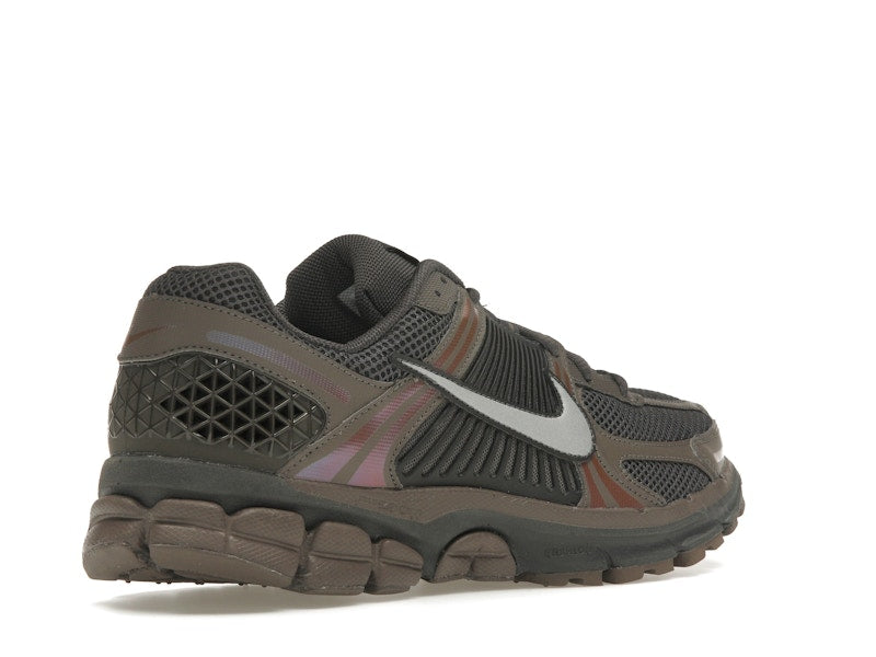 Nike Zoom Vomero 5 Cave Stone - Cave Stone/Multi-Color/Medium Ash/Metallic Silver - HF5493-201 - 32