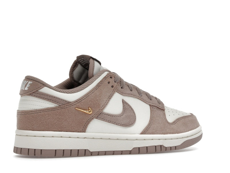 Nike Dunk Low Malt Gold Mini Swoosh (Women's) - vista 34
