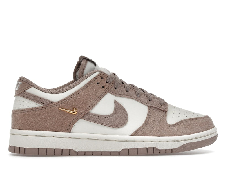 Nike Dunk Low Malt Gold Mini Swoosh (Women's) - vista 36
